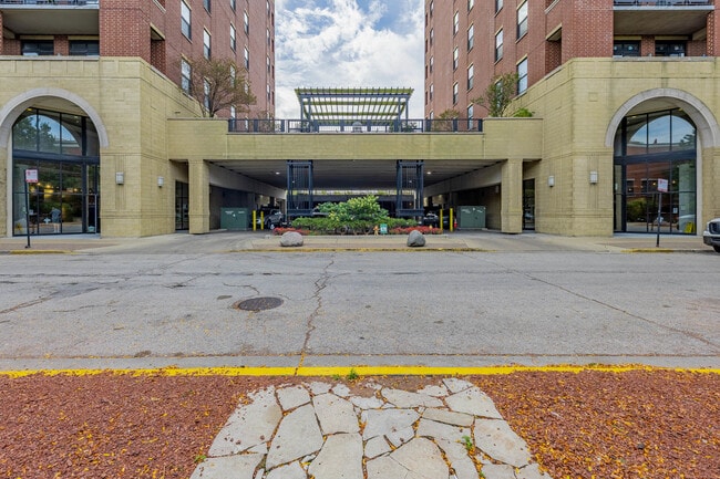 Building Photo - 811 W 15th Pl