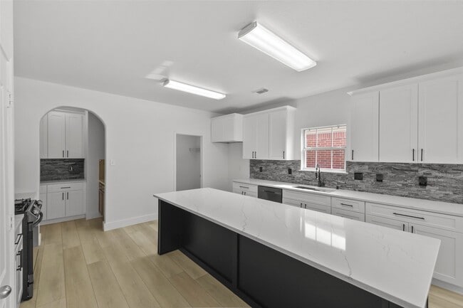 Building Photo - 16727 Summer Cypress Ct