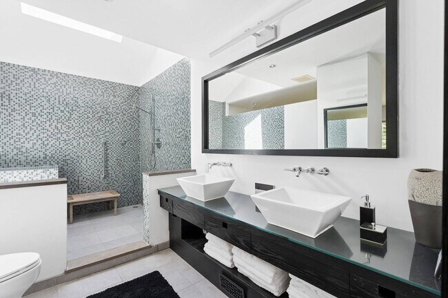Building Photo - 6 Dongan Way
