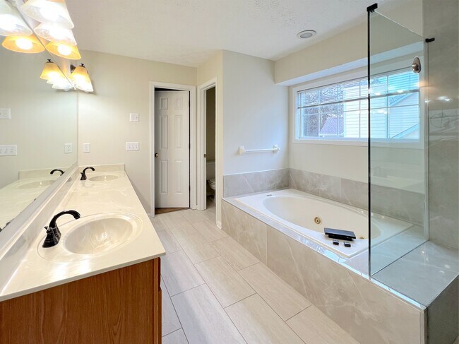 Building Photo - 1924 Riverlanding Cir