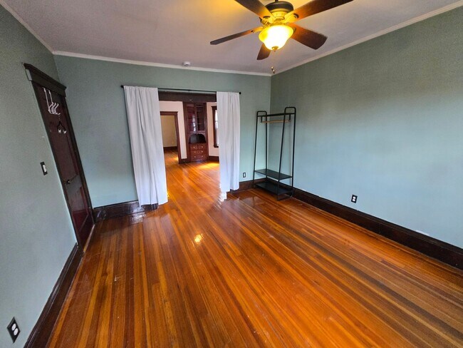 Building Photo - Location Location with this Versatile 2 Bd...
