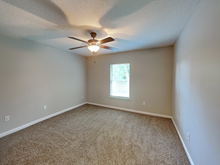 Building Photo - 244 Bridgeport Ln