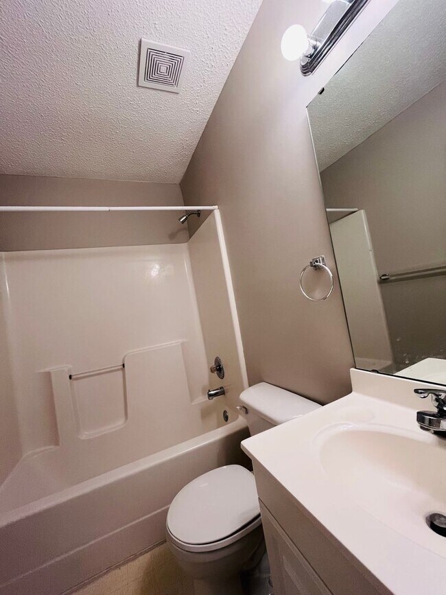 Building Photo - 3 BR/ 2 BA townhome located in Lakeshore E...
