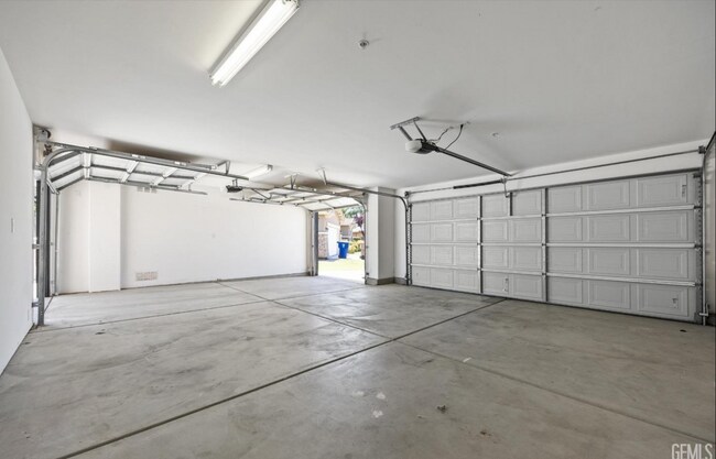 Building Photo - Luxury Furnished 4-Bed Home w/ Pool, Spa, ...