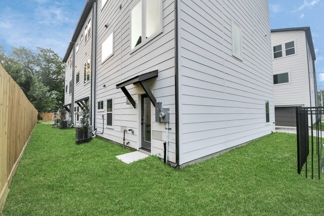 Building Photo - 4804 Elysian St