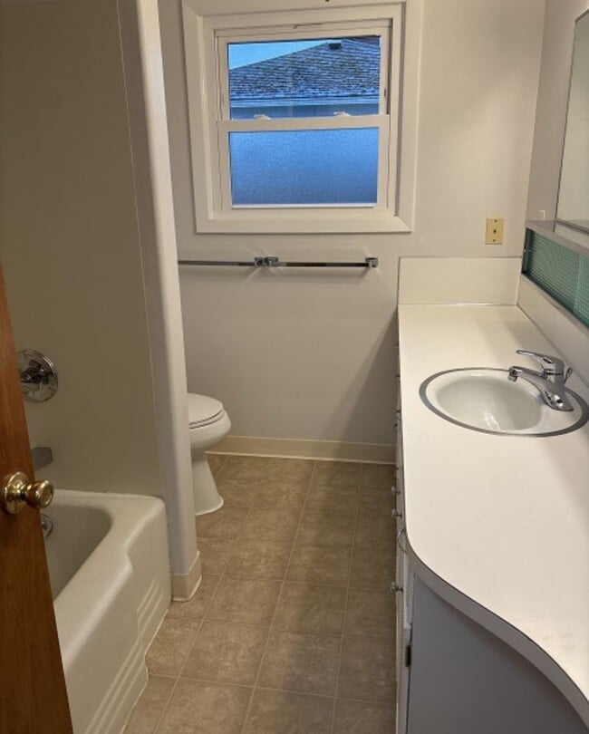 Building Photo - 3Bd/2Ba Single Story House - Available to View!