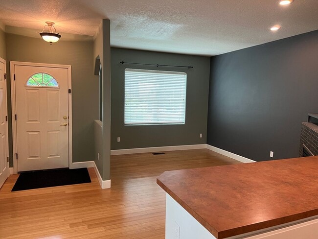 Building Photo - 2 Bed, 2 1/2 Bath townhome close to the Ri...