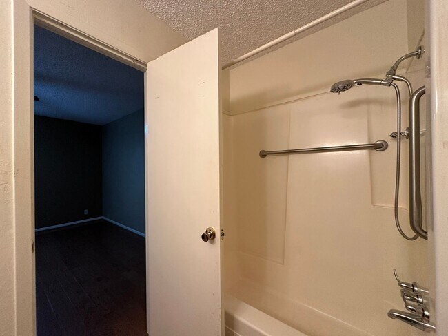 Building Photo - Coming Soon! 3 Bedroom 2 Bath in Whitehous...