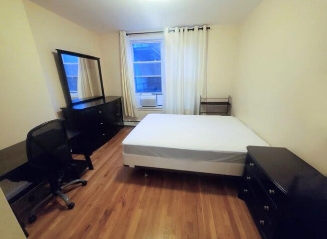 Building Photo - 129 Clinton St