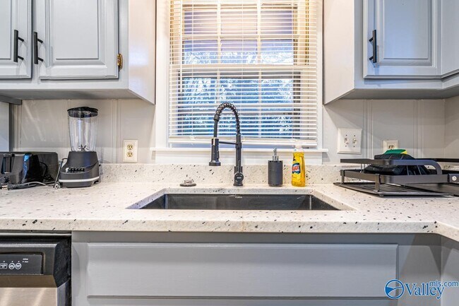 Building Photo - 702 Chambers Dr NE