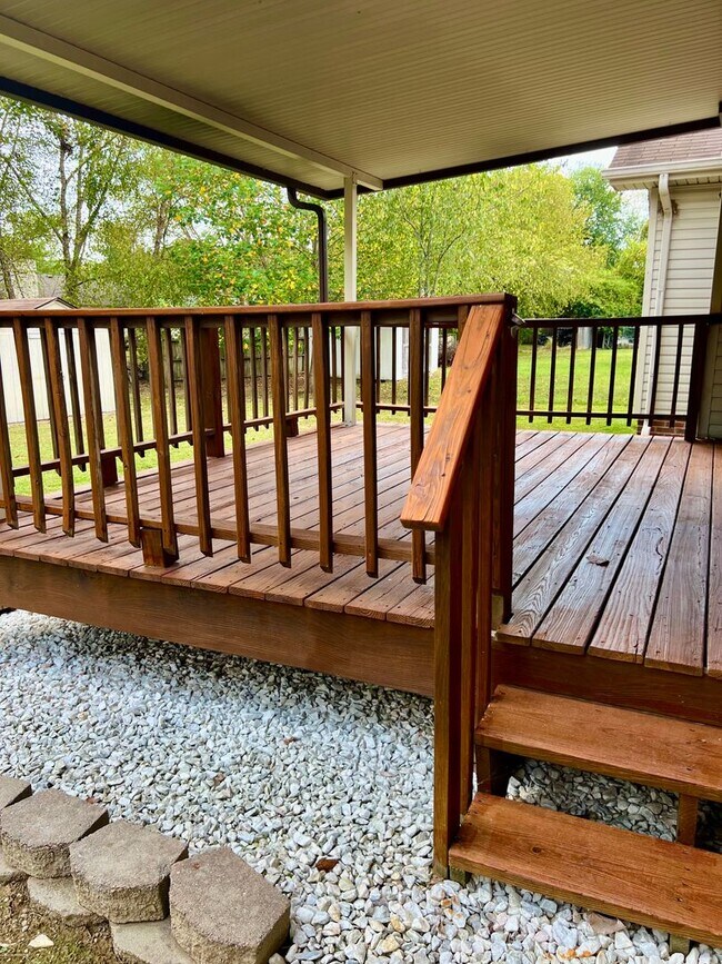 Building Photo - AVAILABLE NOW! 3 Bedroom Home Available of...