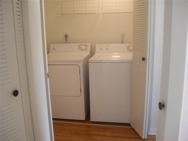 Building Photo - 751 N Pine Island Rd