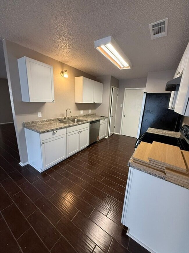 Building Photo - Newly Remodeled 3 BR 2 Bath!