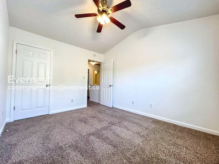 Building Photo - 218 Copperbend Dr SE