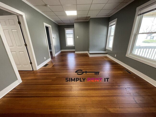 Building Photo - Renovated 2 Bedroom on Campus, Free Parkin...