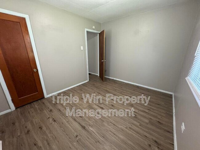 Building Photo - 220 Superior Dr