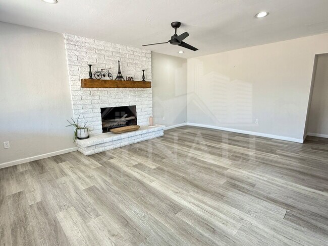 Building Photo - 3617 S Siesta Ln