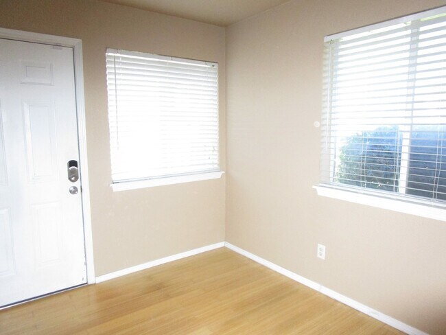 Building Photo - (2) Bed/(2.5) Bath Townhome Avail Now! Poo...