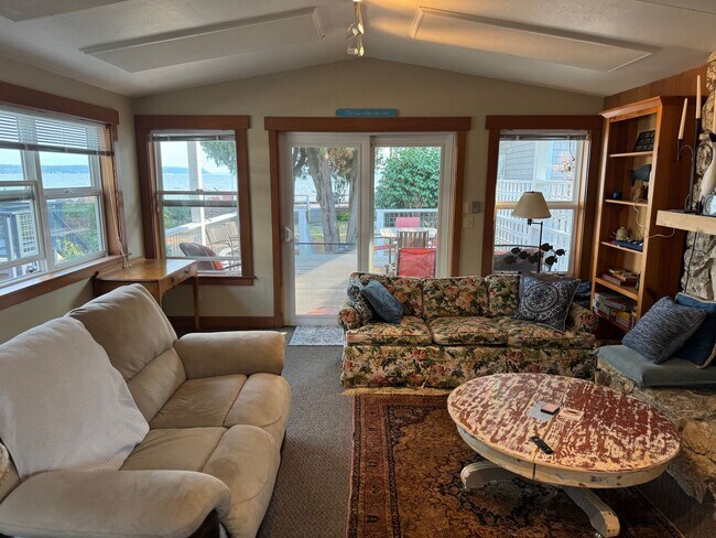 Building Photo - Beach House Short Term Sept-May (includes ...
