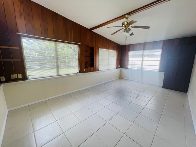 Building Photo - Spacious 2Bed/2Bath Home Avail. for Rent in Southgate Sarasota!!