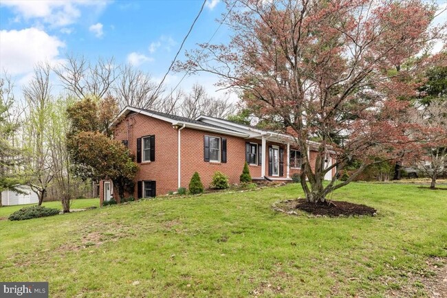 Building Photo - 260 Hill Crest Dr