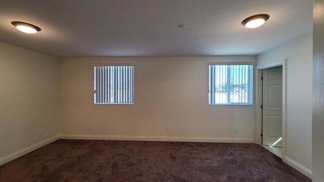 Building Photo - 812 E 76th Pl