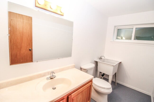 Building Photo - !! $3500 for 18 month lease !!  Private La...