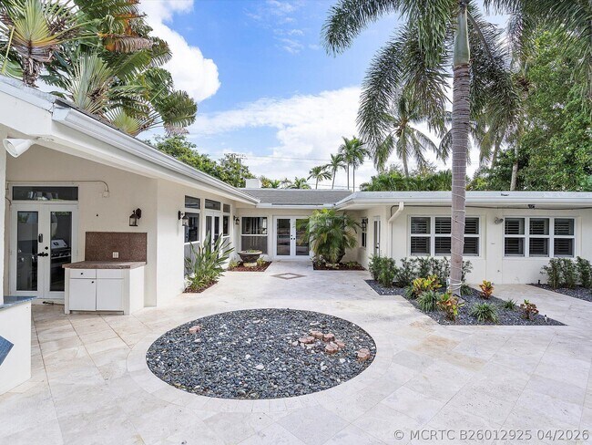Building Photo - 411 Poinciana Dr