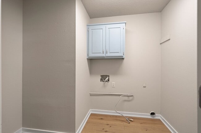 Building Photo - Newly Remodeled Beautiful 3 Bedroom Home