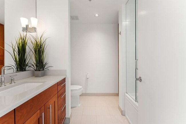 Building Photo - Gorgeous 2 bed, 3 bath Condo w/ 2 Car Gara...