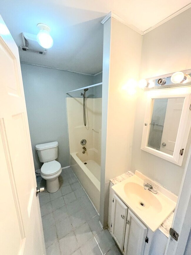 Building Photo - 1 bed 1 bath apartment in Rossville!