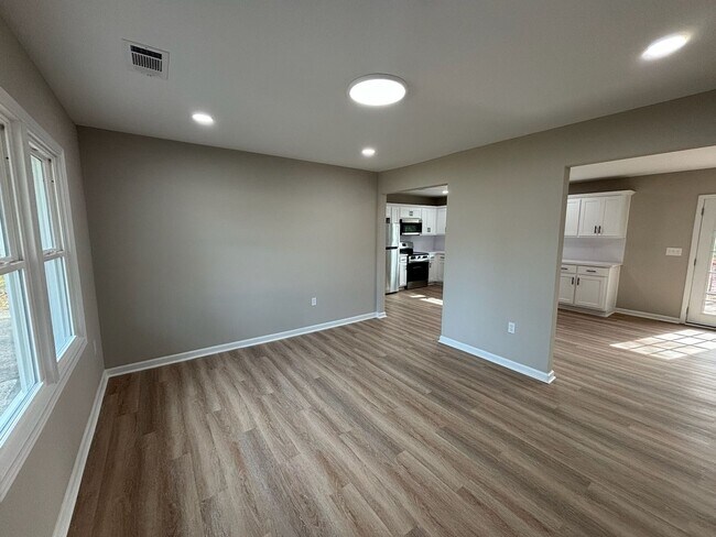 Building Photo - Home You’ll Love Coming Home To