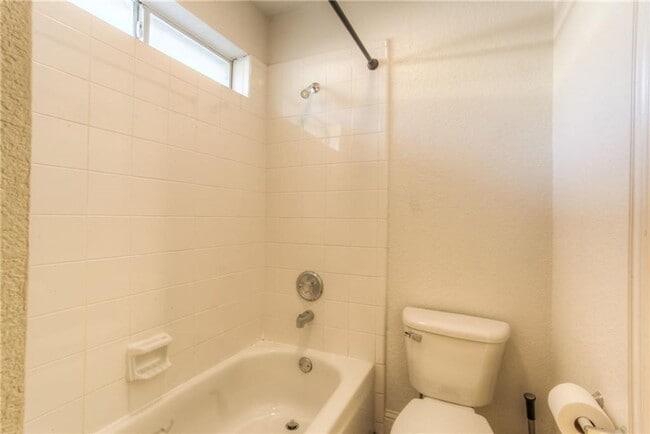 Building Photo - Spacious 3 Bed- 2 Bath in the Exclusive Private Riverwood Addition- SW Fort Worth- 76116