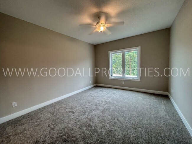 Building Photo - 4 Bedroom 2.5 Bath Townhome in Adel with attached 2-car garage.
