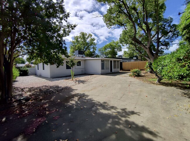 Building Photo - Darling Home on Darlene!