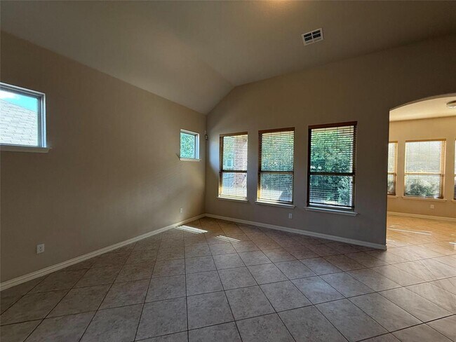 Building Photo - 633 Peregrine Way