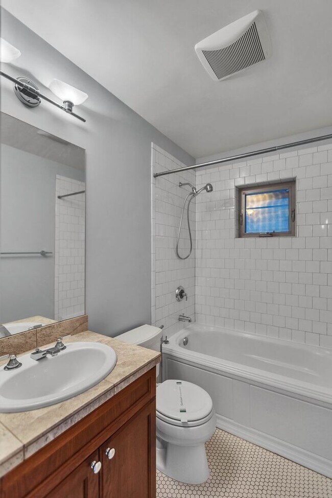 Building Photo - Spacious 3 Bed 2.5 Bath Townhome with Views and Two Parking Spaces – First Hill/Capitol Hill