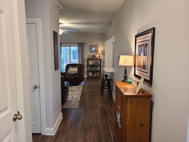 Building Photo - 4 Bed, 2.5 Bath located in Mimosa Bay Comm...