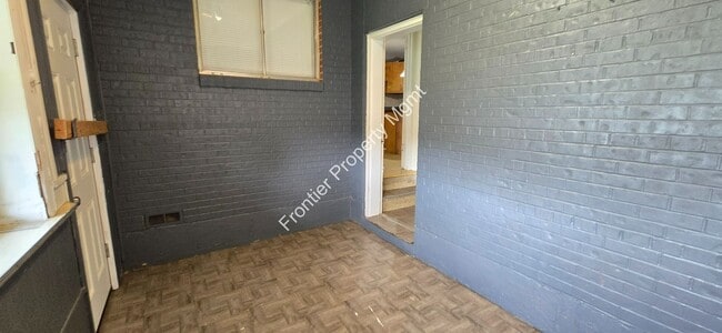 Building Photo - Available NOW! Beautiful/Unique 2 bed 1 ba...