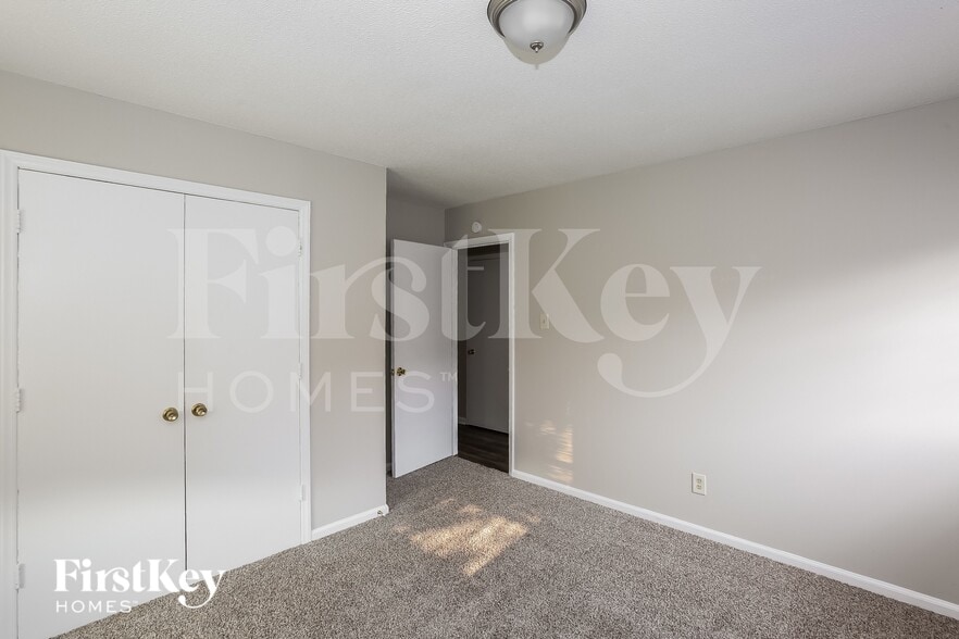 Building Photo - 2330 Knight Dr