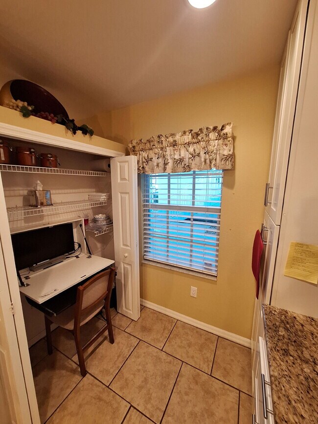 Building Photo - Beautifully upgraded Ground Floor condo with lake view