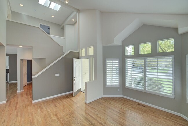 Building Photo - 4Bd/2.5Ba Sammamish Home