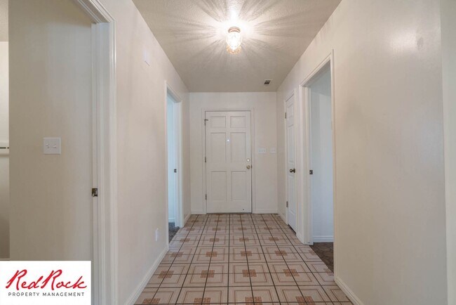 Building Photo - 3 Bedroom End Unit Home in Downtown St. Ge...