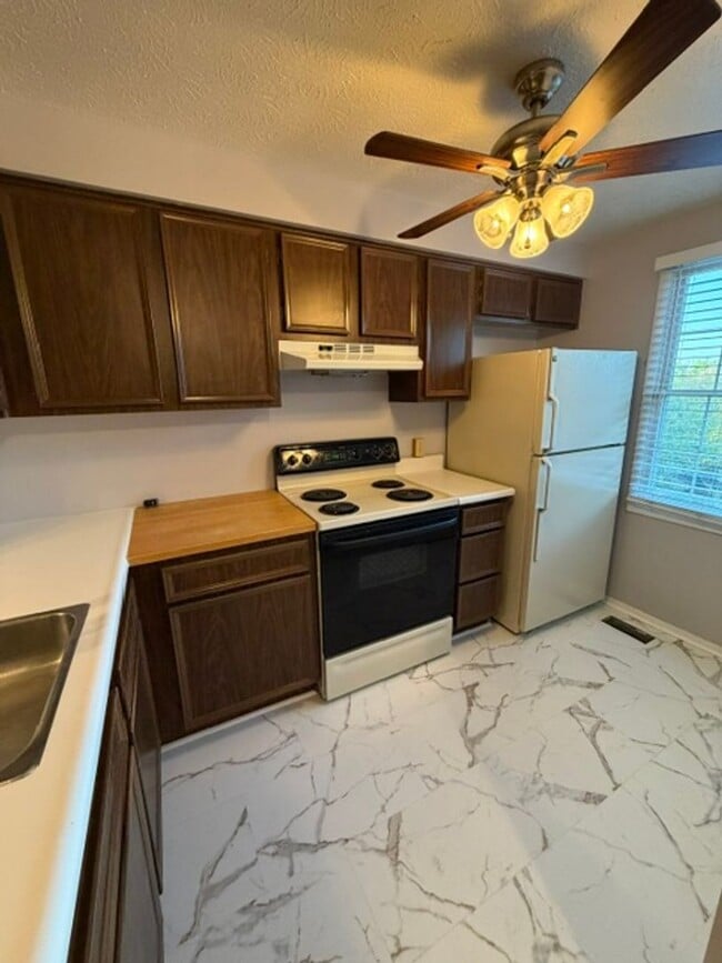Building Photo - Beautiful Townhouse for Rent