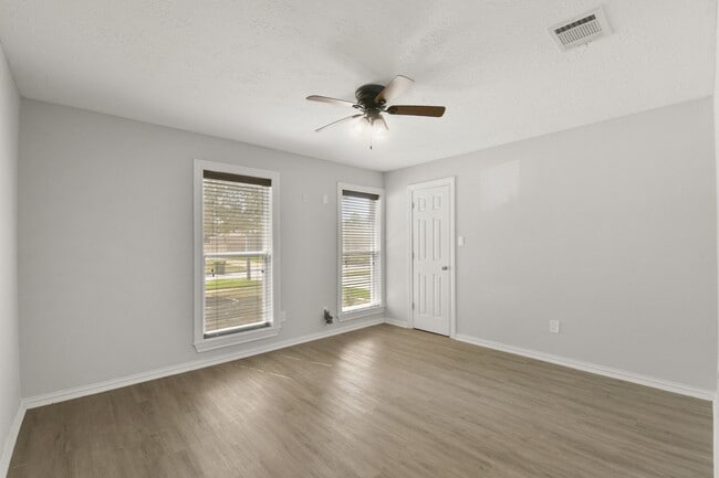 Building Photo - 15710 Creekhaven Dr