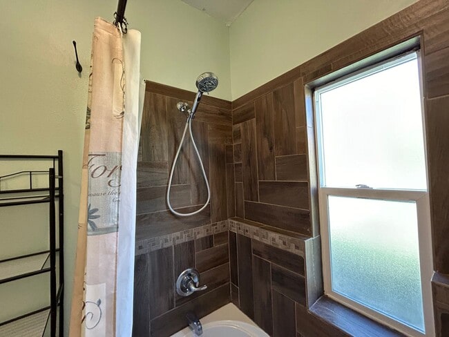 Building Photo - 3 Bedroom 1 Bath Large House with Garage & Many Amenities