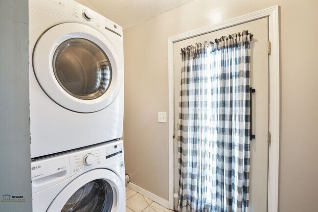 Building Photo - Quality 2 Bed 1.5 Bathrooms Home - Availab...