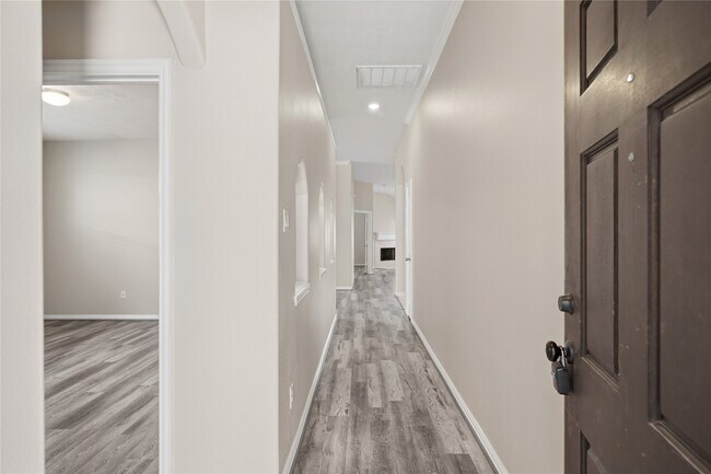 Building Photo - 24503 Lakecrest Bend Dr