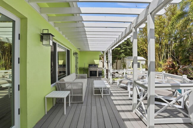 Building Photo - 309 NE 8th Ave