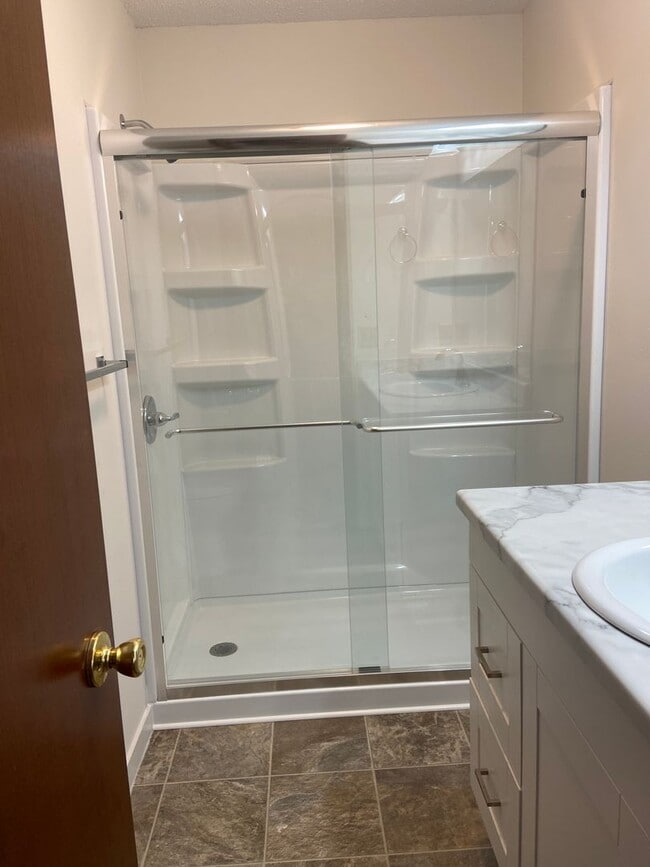 Building Photo - Like new, ranch home near Bass Pro, fully renovated interior,